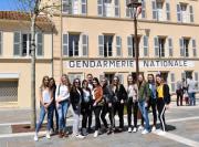 Louis de Funès lässt grüßen! "Le Gendarme de Saint Tropez" - die 13 Schülerinnen vor dem legendären Gebäude!